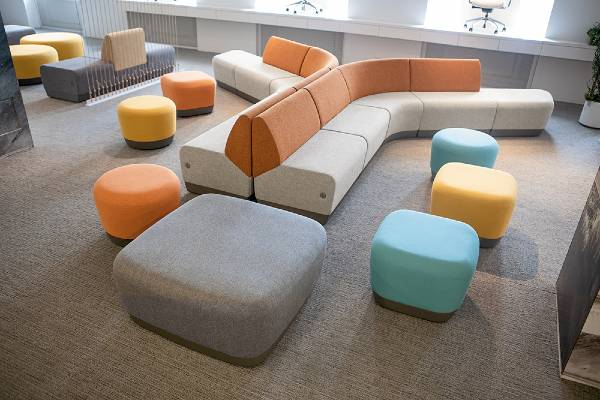 From quick collaborations and afternoon coffee breaks to private conversations and independent working sessions, the supreme comfort and limitless versatility of Paséa™ will help you rethink what a modular lounge collection can (and should) be.